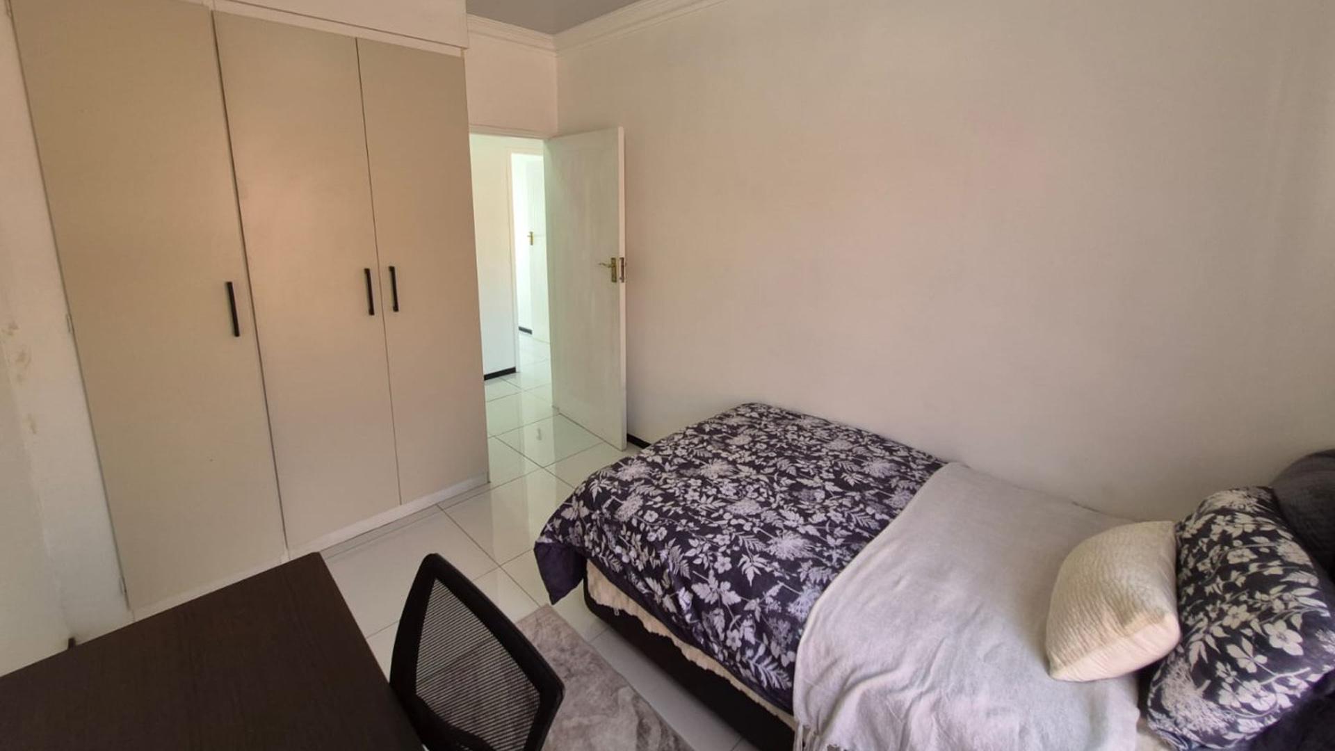 Bed Room 2 of property in Mooikloof Ridge