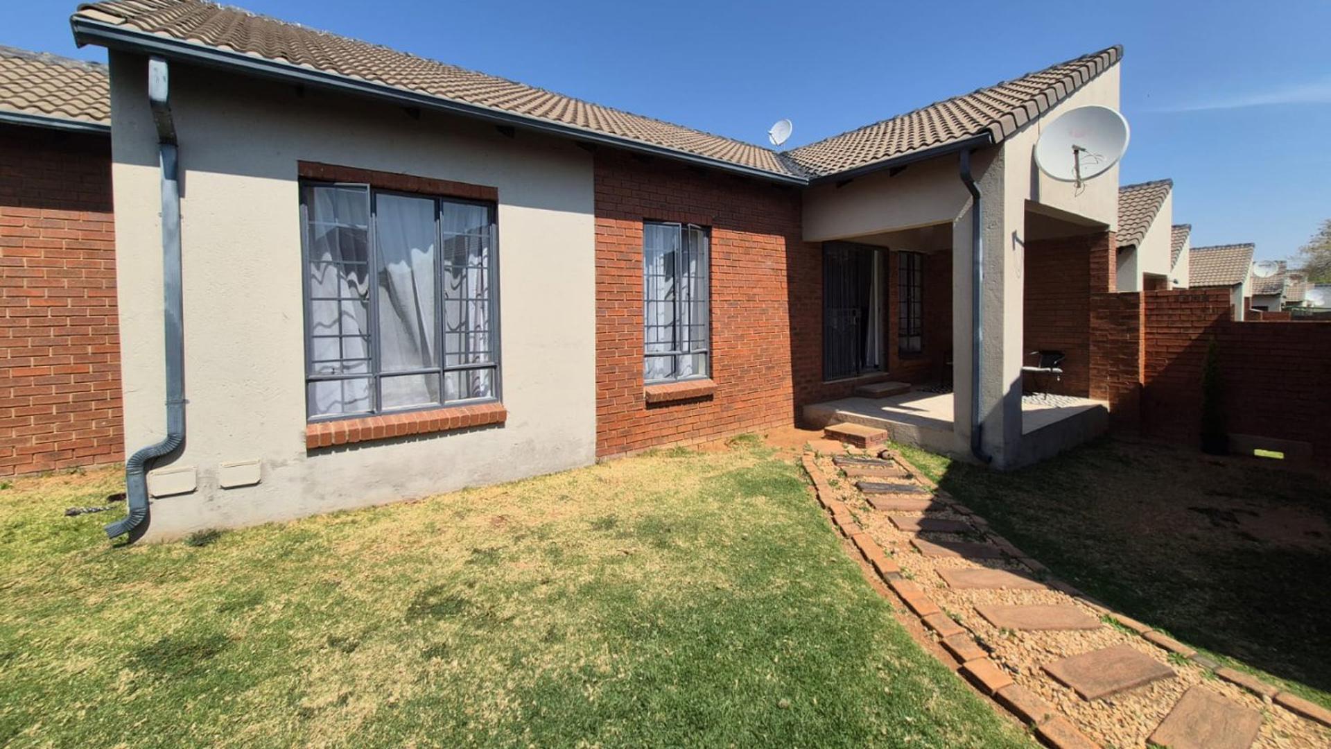 Front View of property in Mooikloof Ridge