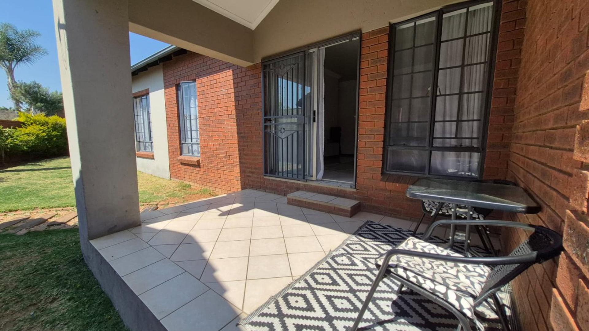 Front View of property in Mooikloof Ridge