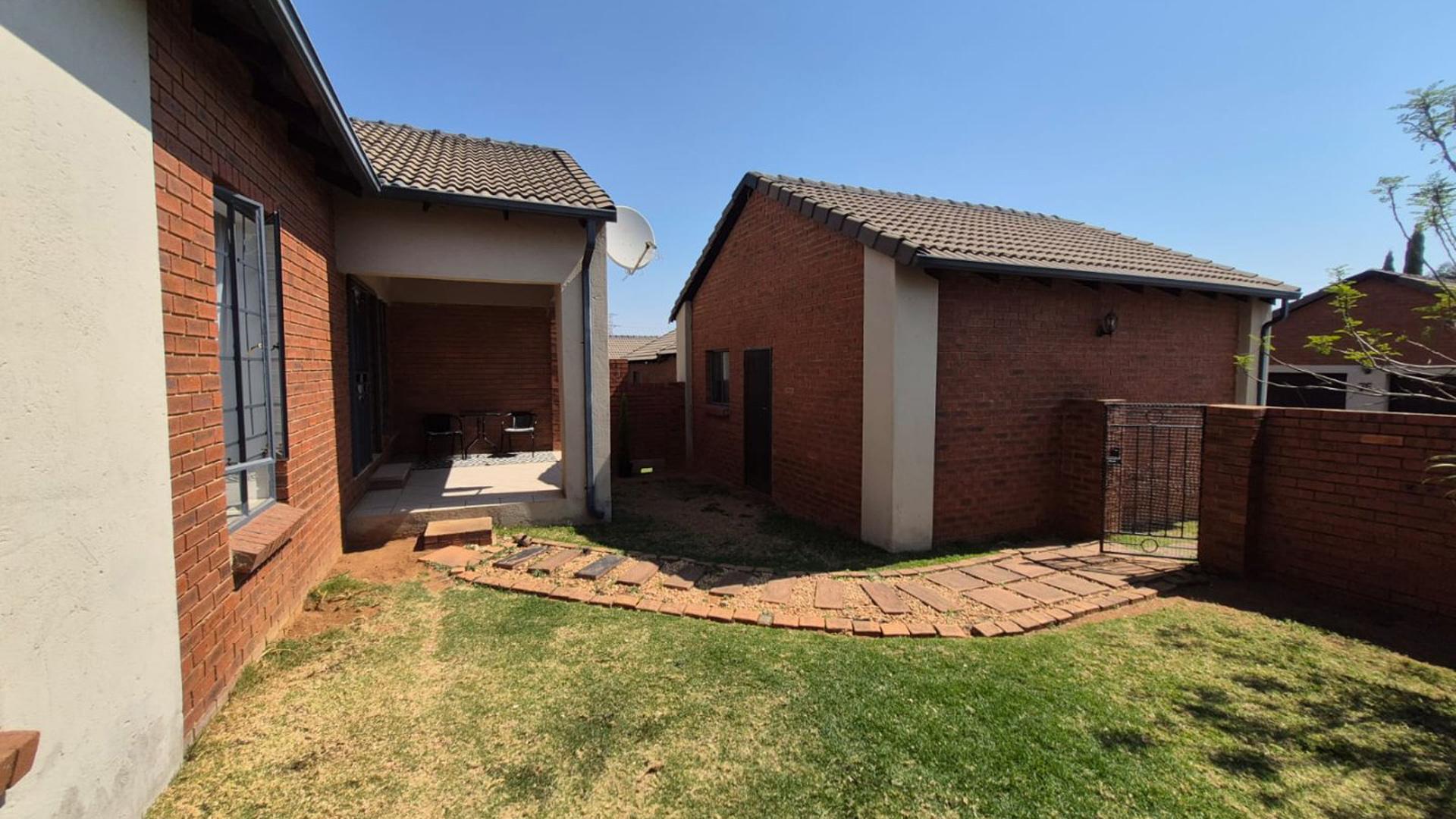 Front View of property in Mooikloof Ridge