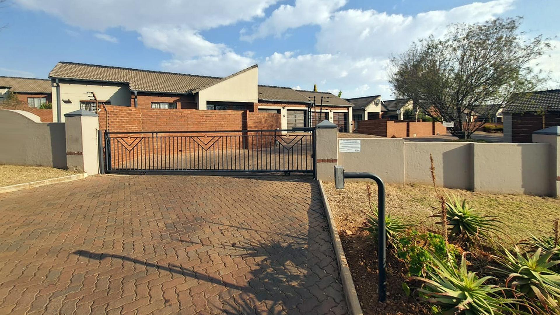 Front View of property in Mooikloof Ridge