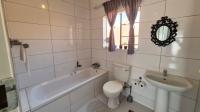 Bathroom 1 of property in Mooikloof Ridge