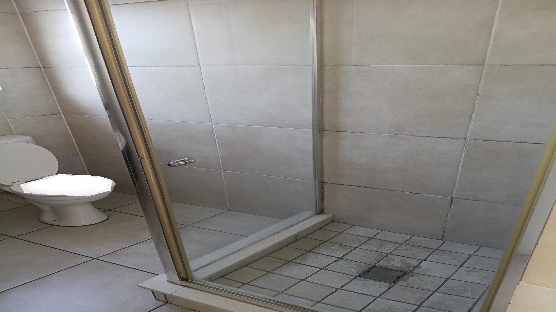 Bathroom 1 of property in Oakdene