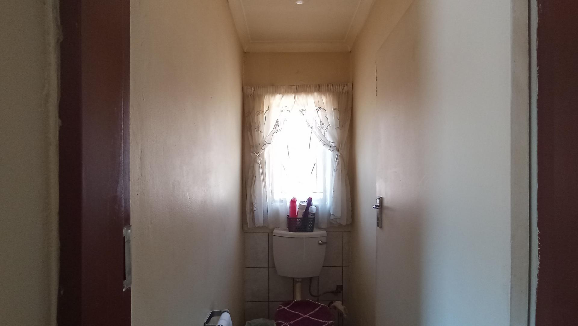 Bathroom 2 - 2 square meters of property in Philip Nel Park