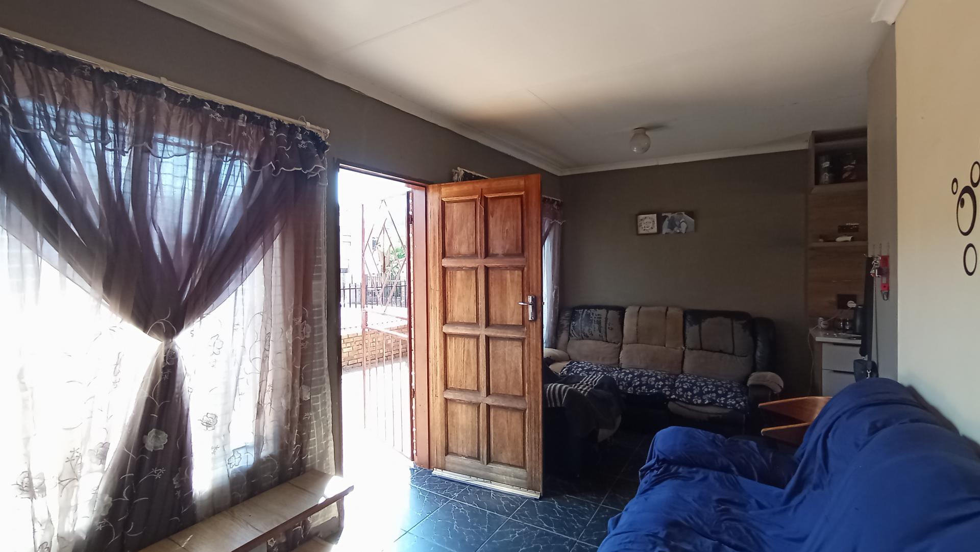 Lounges - 14 square meters of property in Philip Nel Park