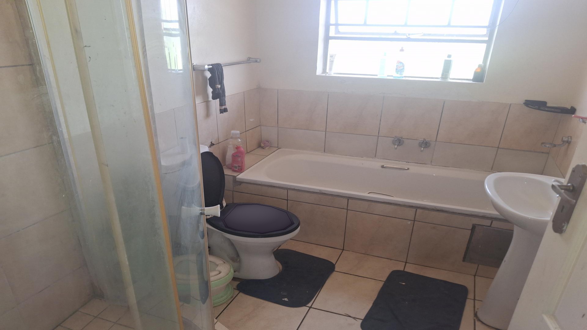 Bathroom 1 of property in Ravenswood