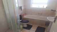 Bathroom 1 of property in Ravenswood