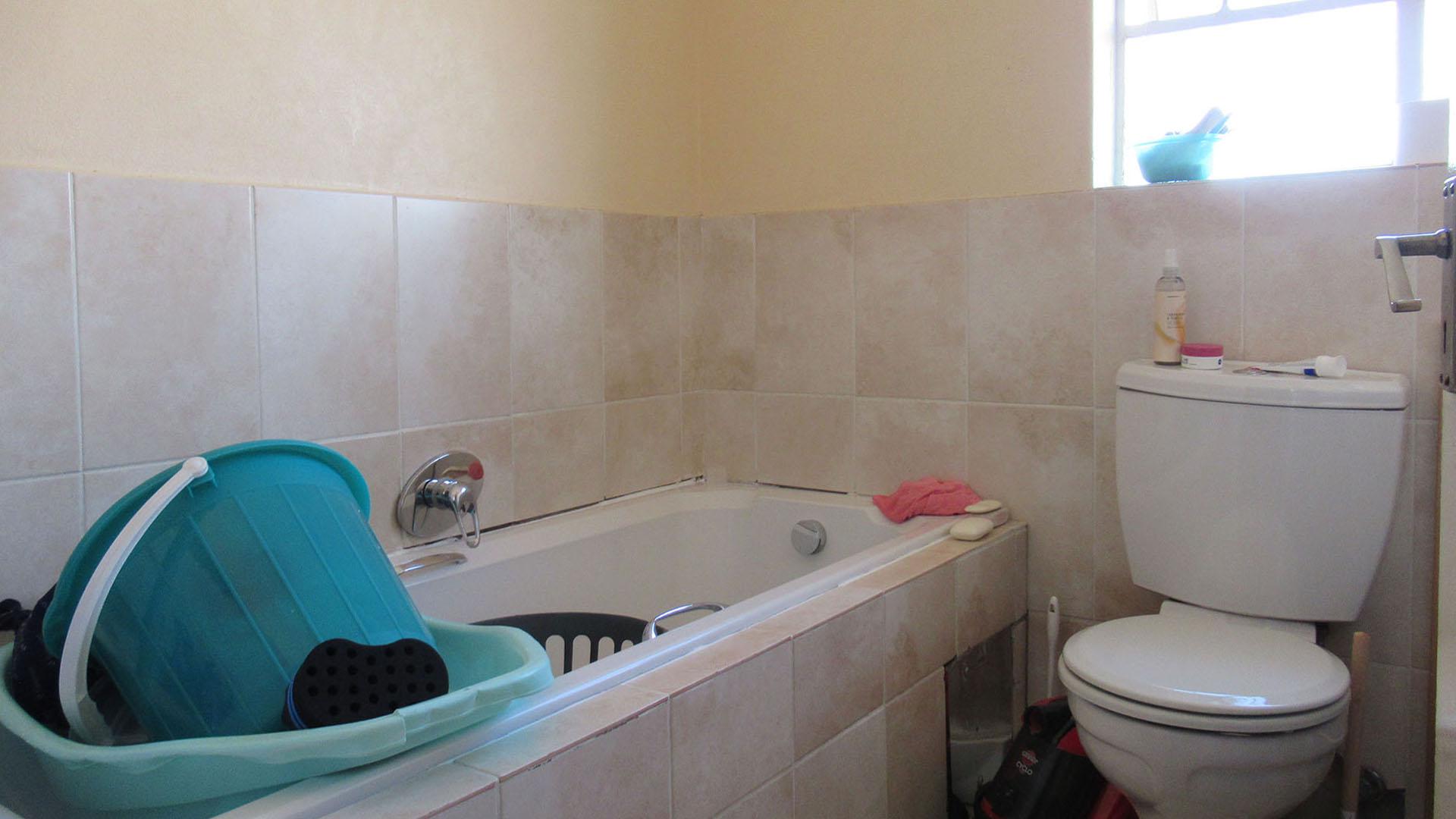 Main Bathroom - 6 square meters of property in Aeroton