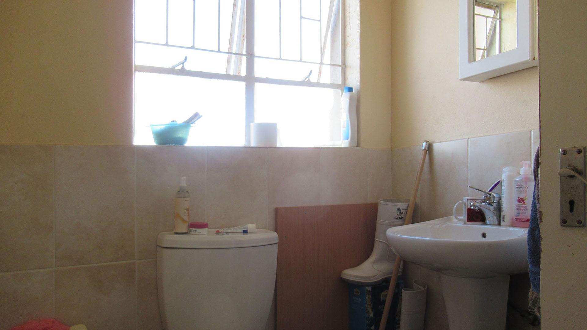 Main Bathroom - 6 square meters of property in Aeroton