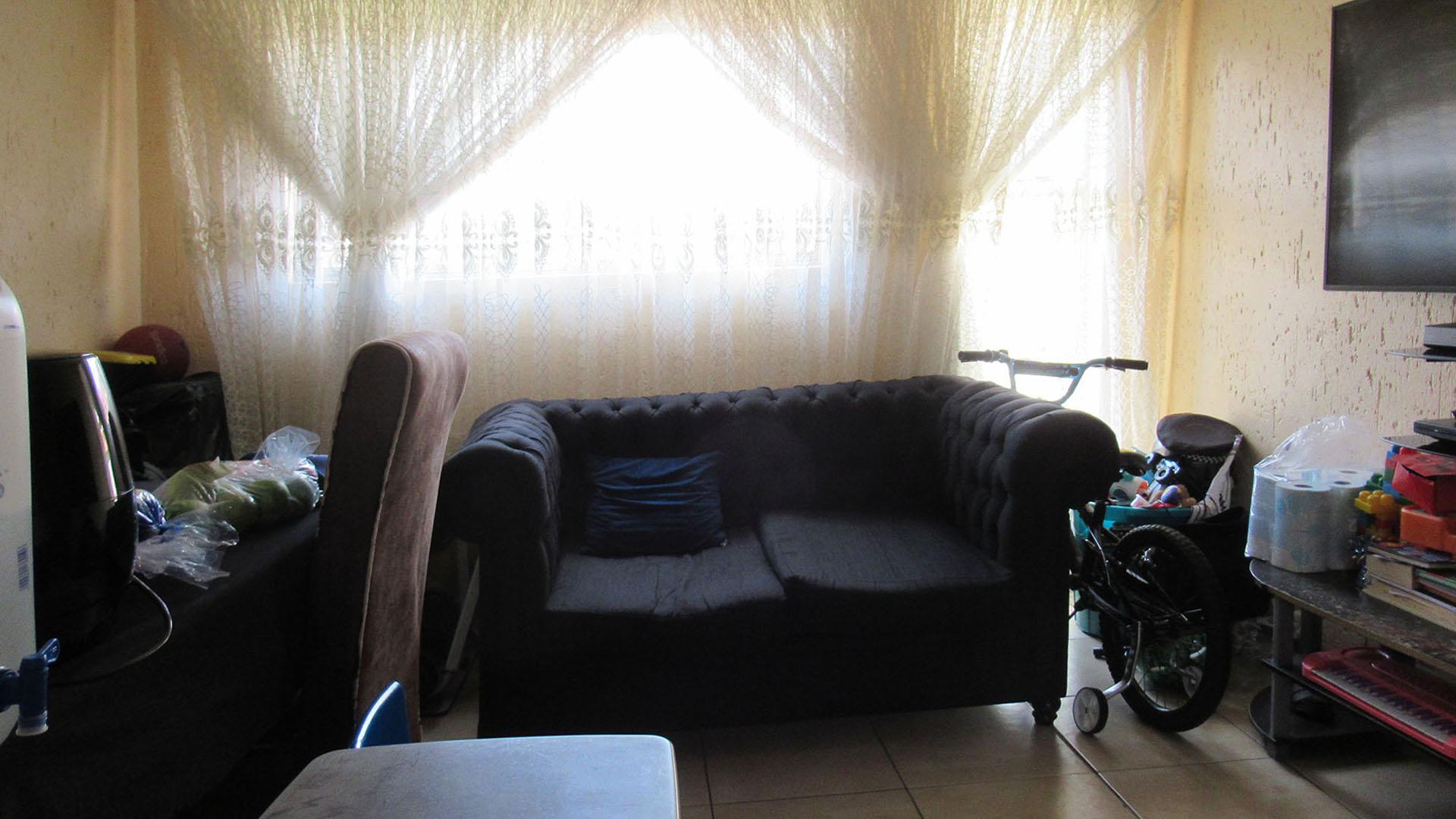 Lounges - 14 square meters of property in Aeroton