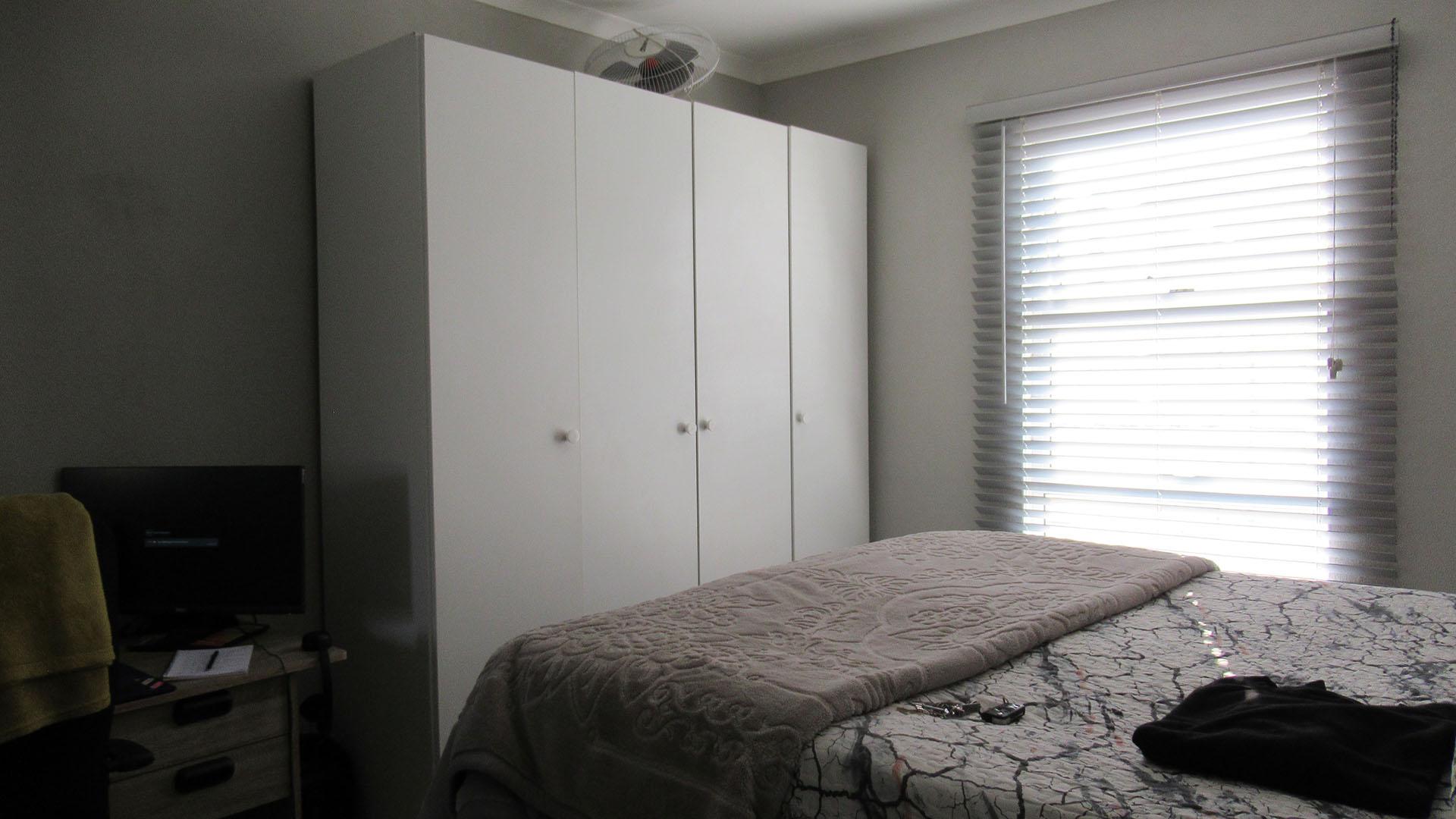 Main Bedroom - 15 square meters of property in Crystal Park