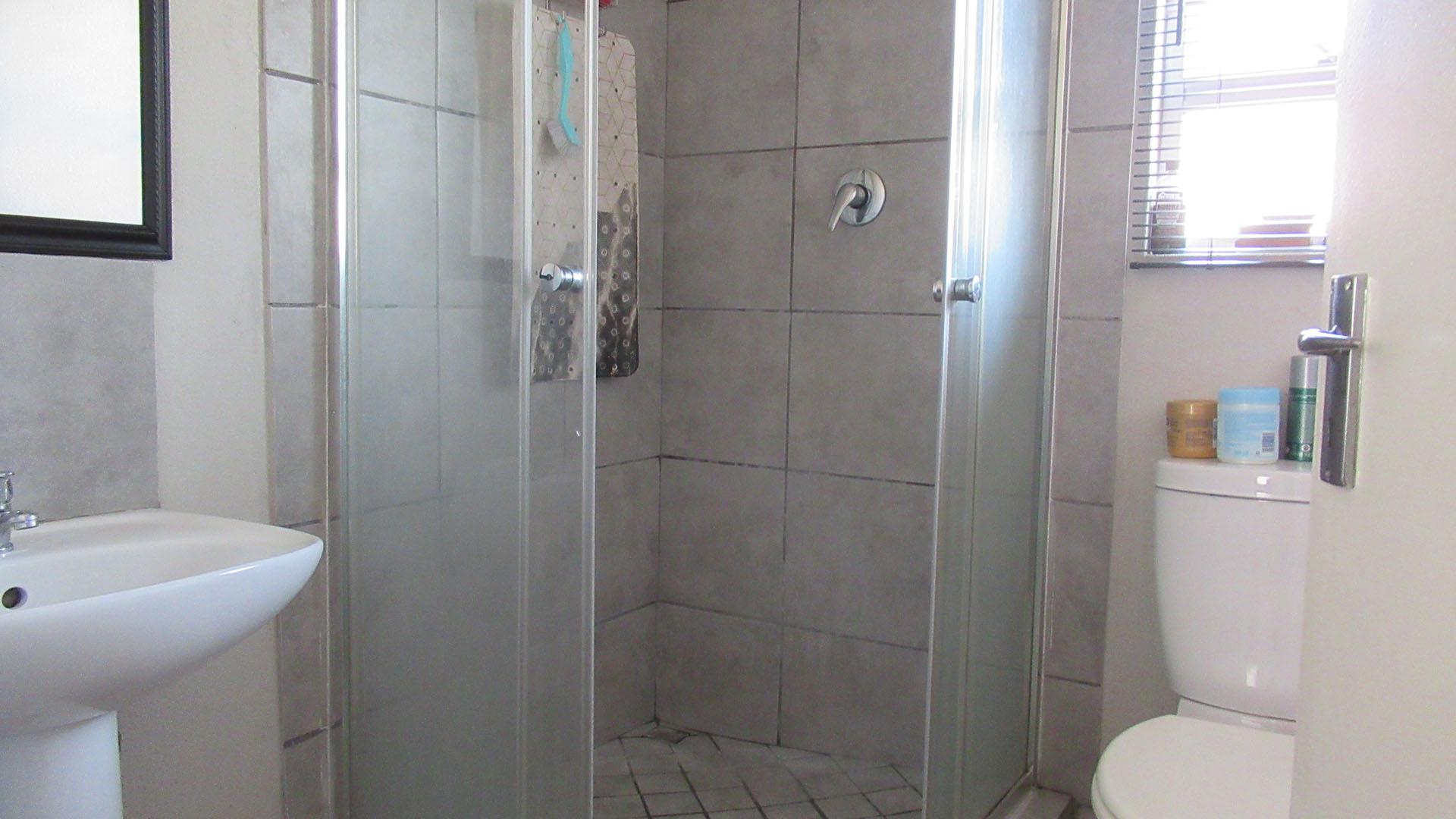 Main Bathroom - 4 square meters of property in Crystal Park