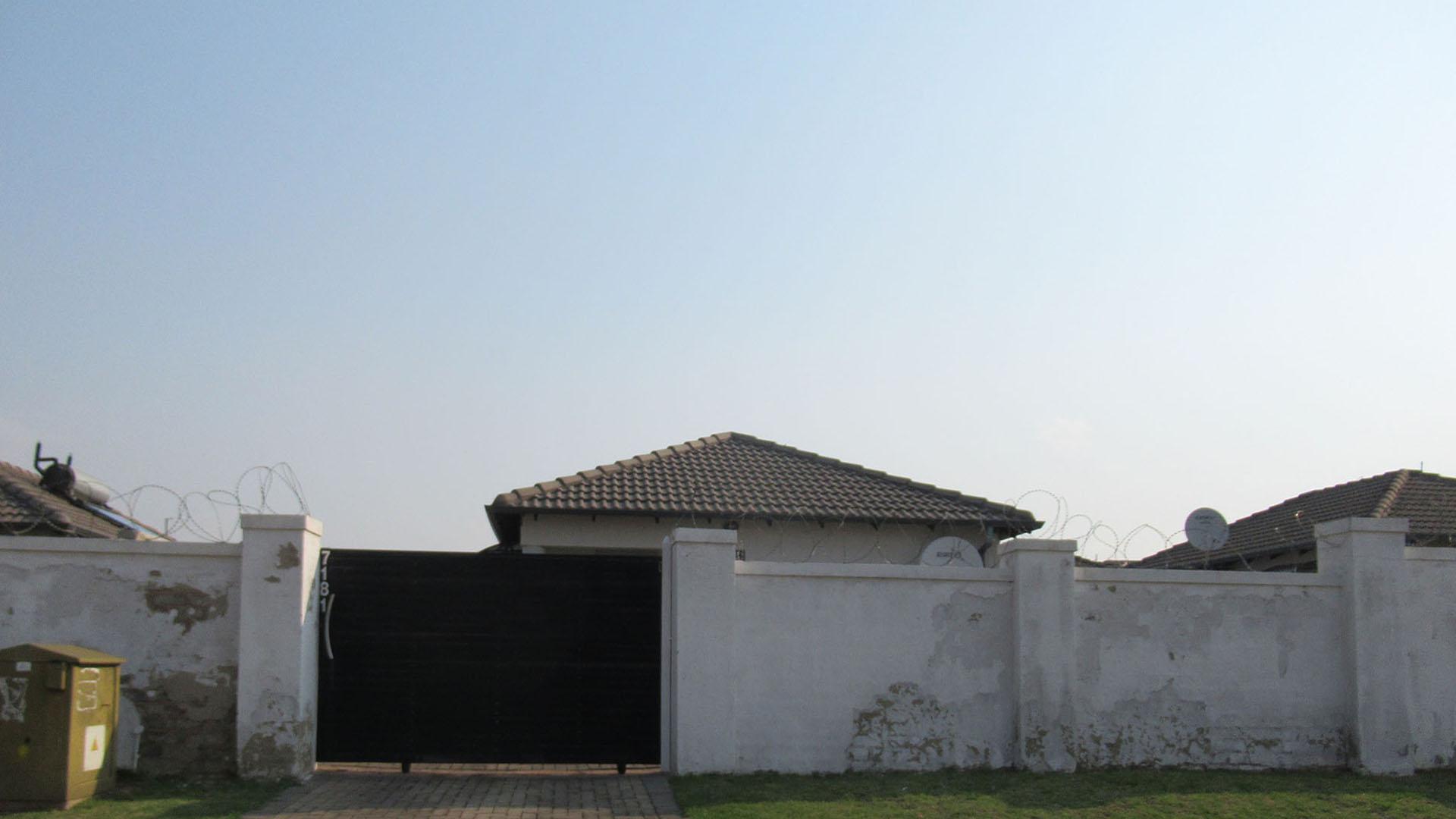 Front View of property in Crystal Park