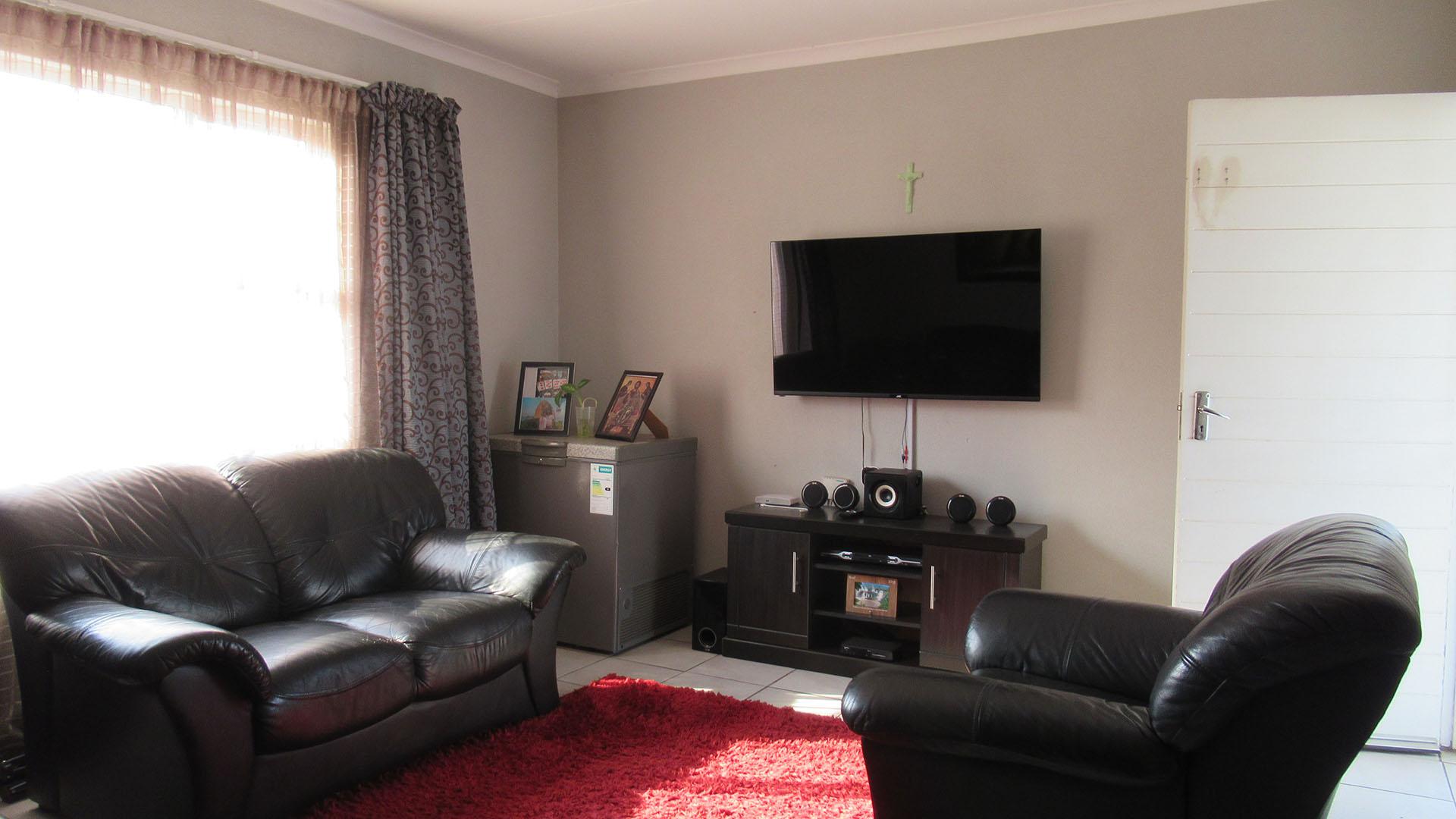 Lounges - 16 square meters of property in Crystal Park