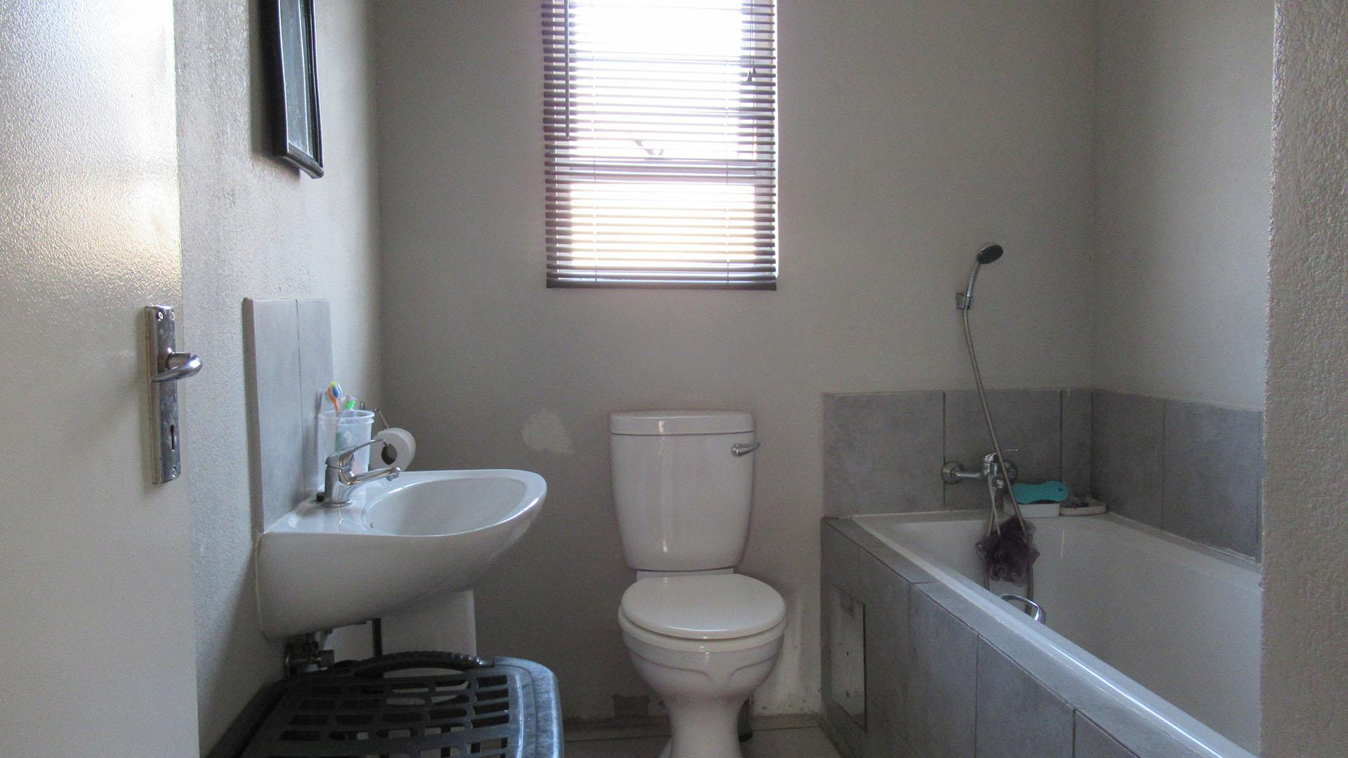 Bathroom 1 - 6 square meters of property in Crystal Park