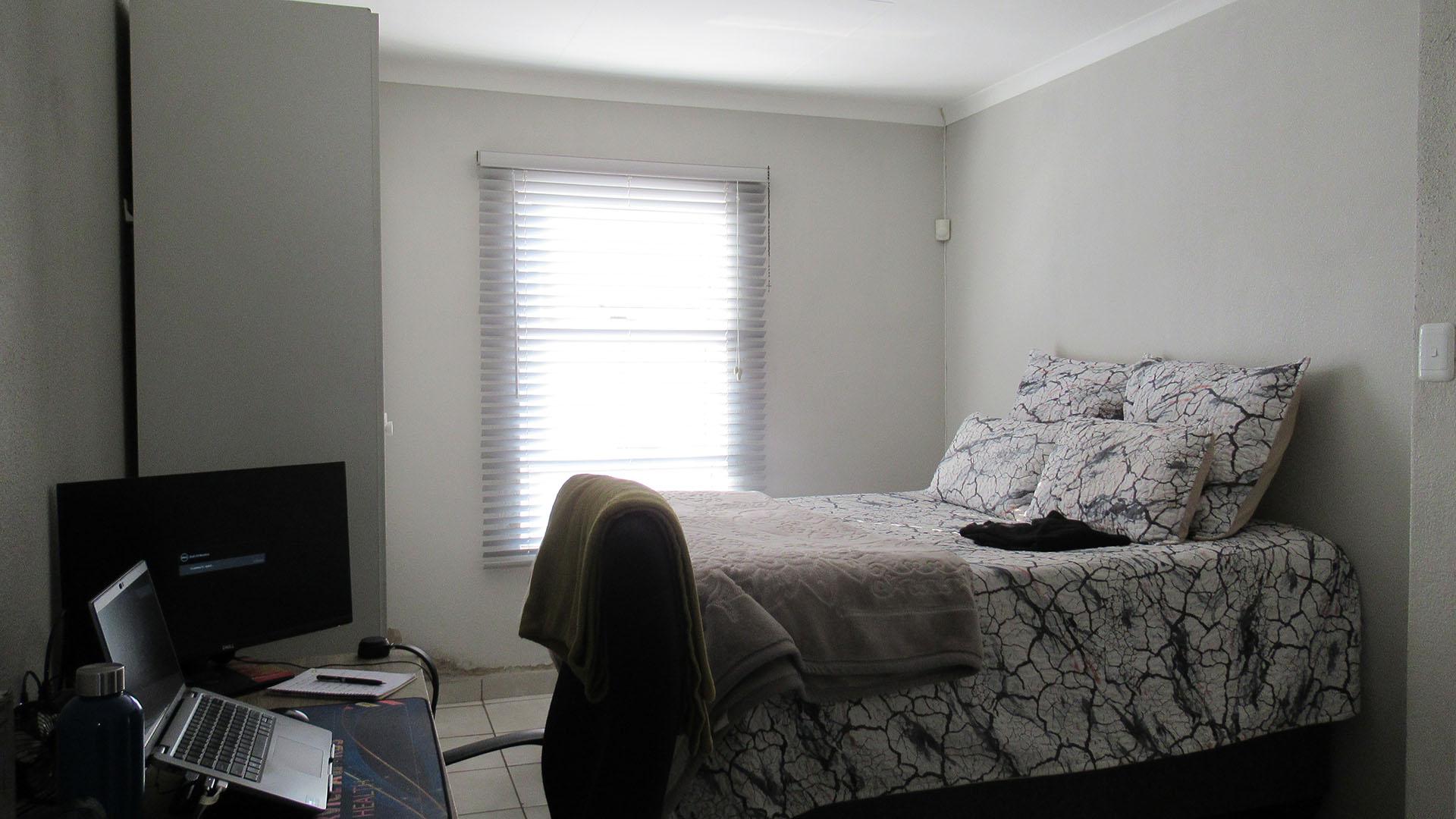 Main Bedroom - 15 square meters of property in Crystal Park