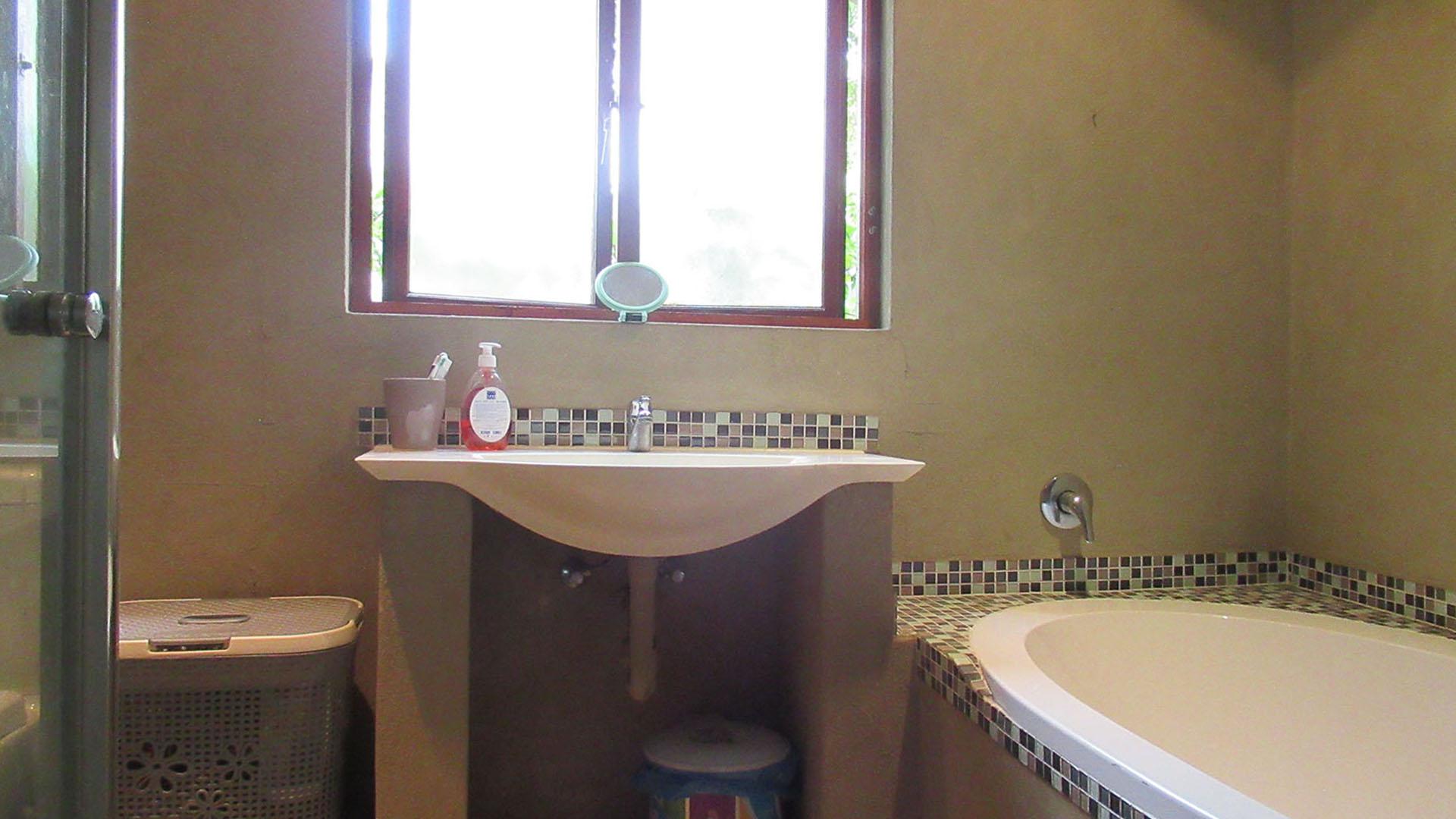 Bathroom 1 - 7 square meters of property in Jukskei Park