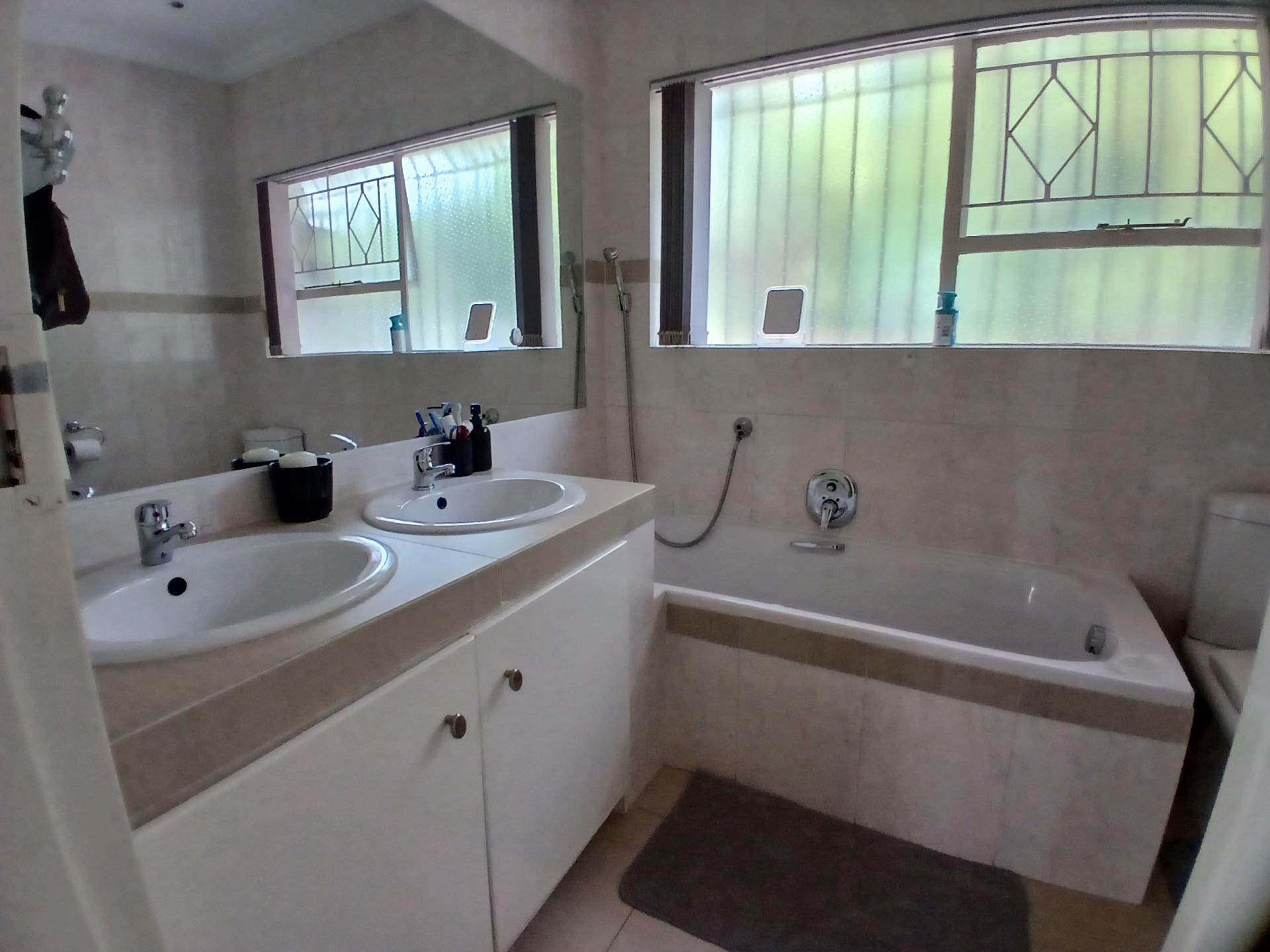  of property in Glenvista