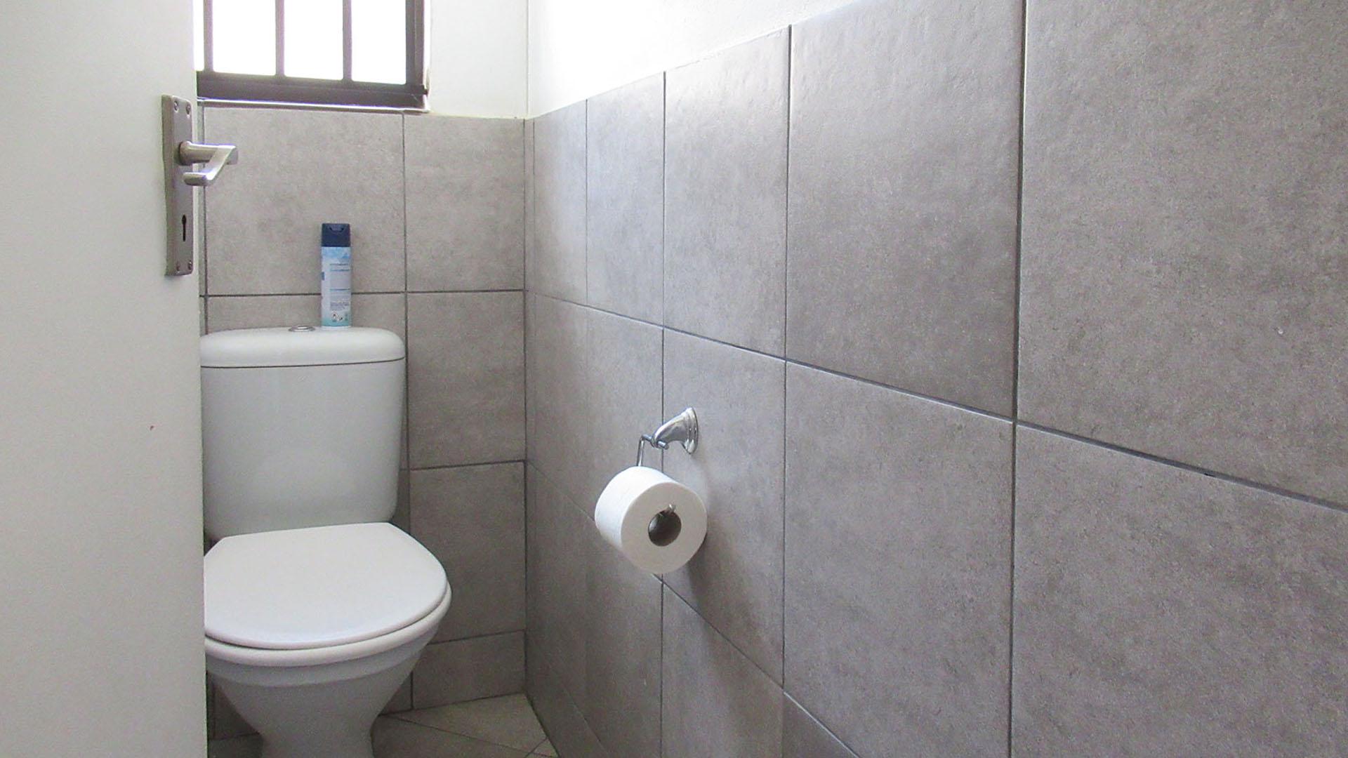 Guest Toilet - 3 square meters of property in Alliance