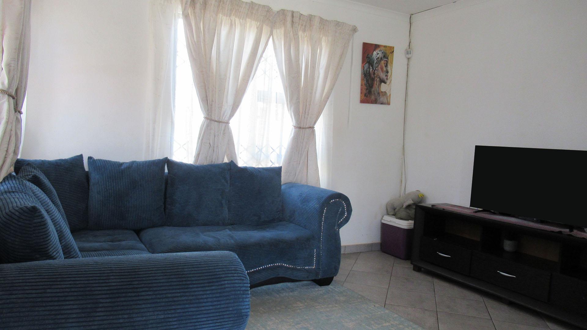 Lounges - 14 square meters of property in Alliance