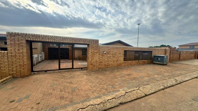 4 Bedroom Freehold Residence for Sale For Sale in Soweto - Private Sale - MR723001