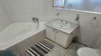 Bathroom 1 of property in Baysvalley