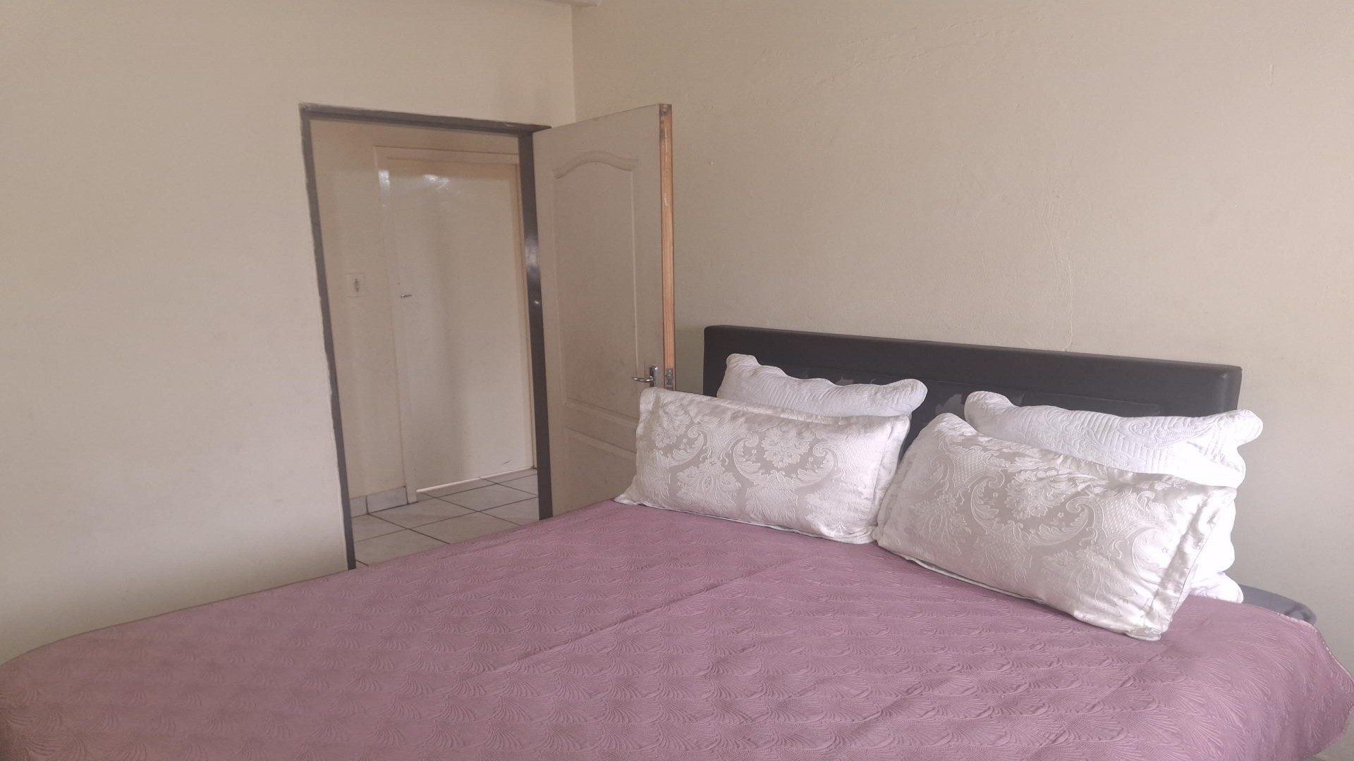 Bed Room 1 of property in Birch Acres
