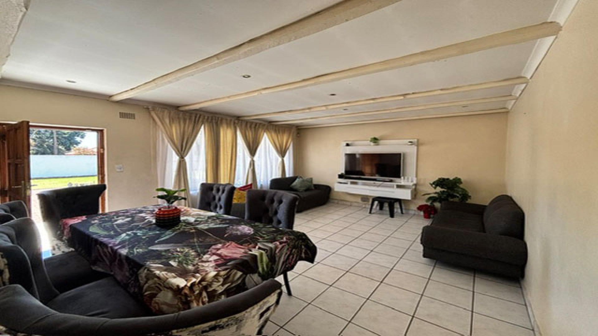 Lounges - 29 square meters of property in Birch Acres