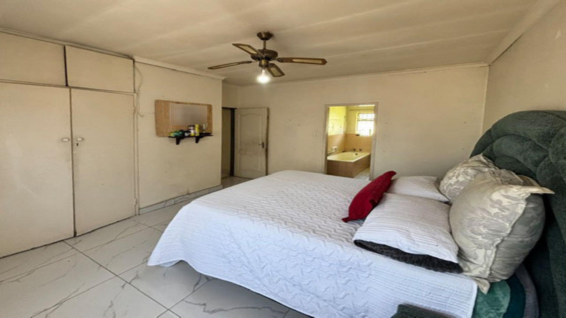 Main Bedroom - 22 square meters of property in Birch Acres
