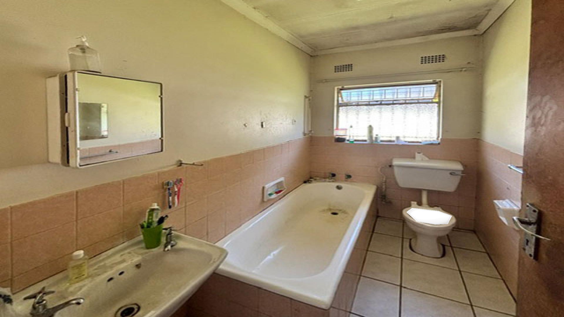 Main Bathroom - 5 square meters of property in Birch Acres