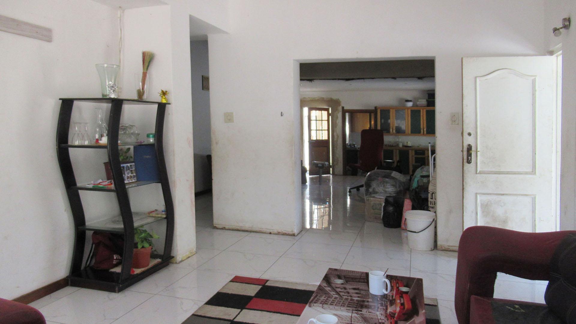 Lounges - 41 square meters of property in Orange Grove