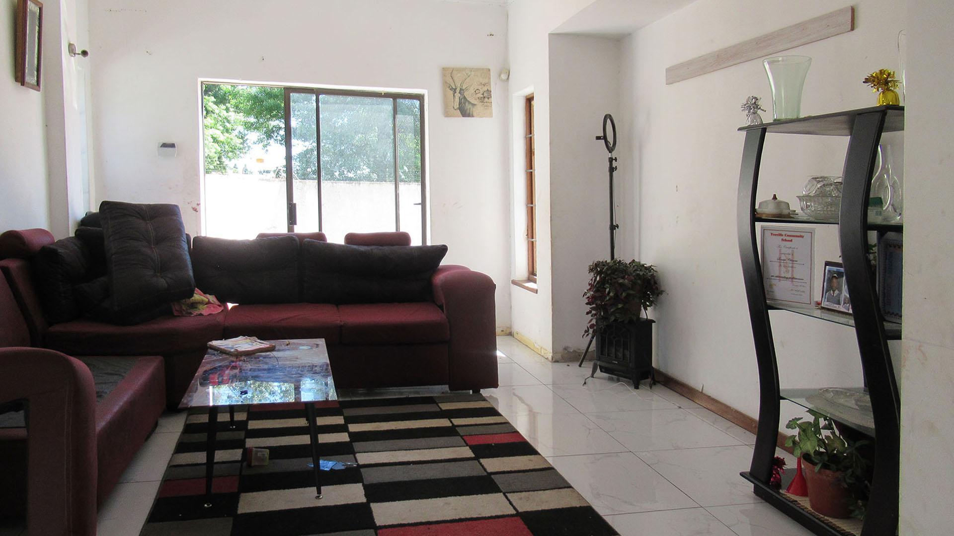 Lounges - 41 square meters of property in Orange Grove