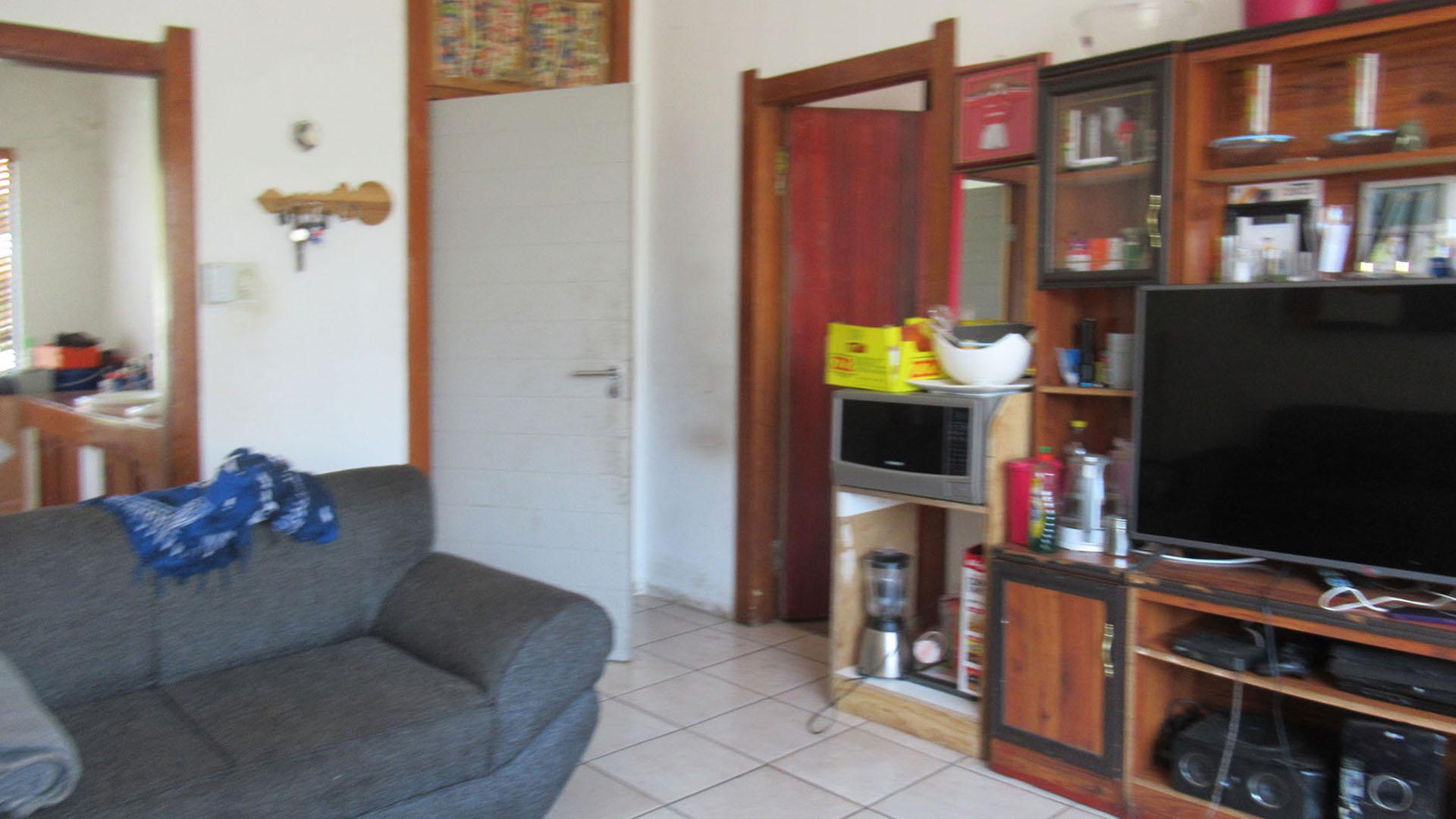Lounges - 41 square meters of property in Orange Grove