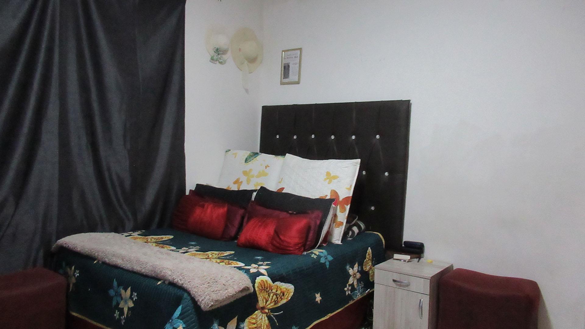 Bed Room 1 - 11 square meters of property in Orange Grove