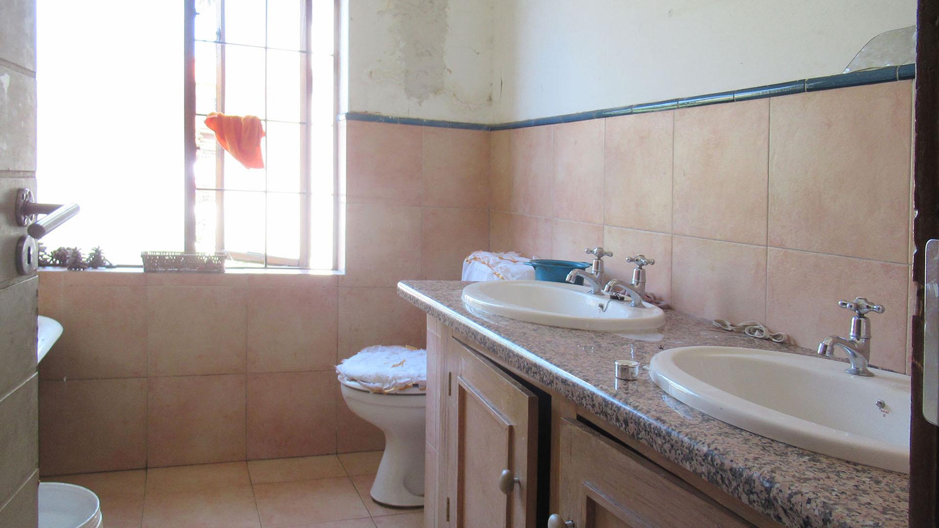 Bathroom 1 - 6 square meters of property in Orange Grove