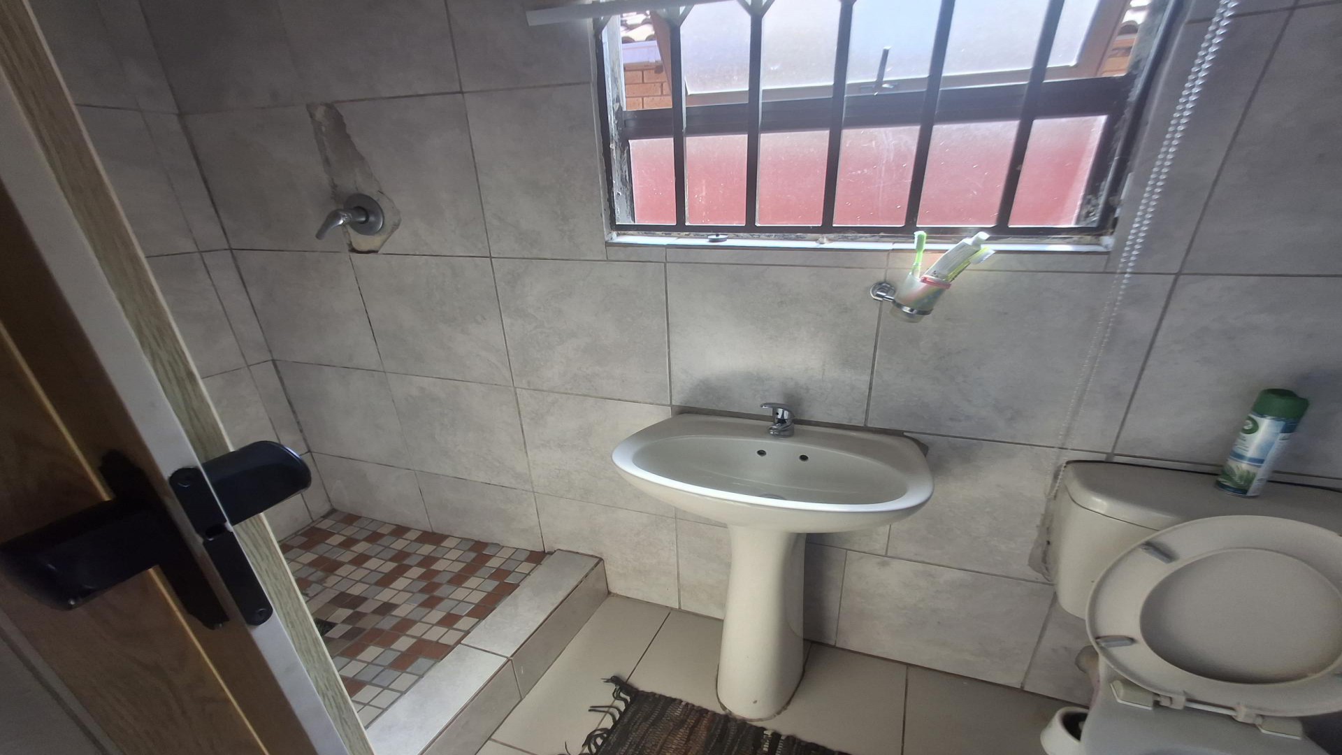 Bathroom 1 of property in Vosloorus
