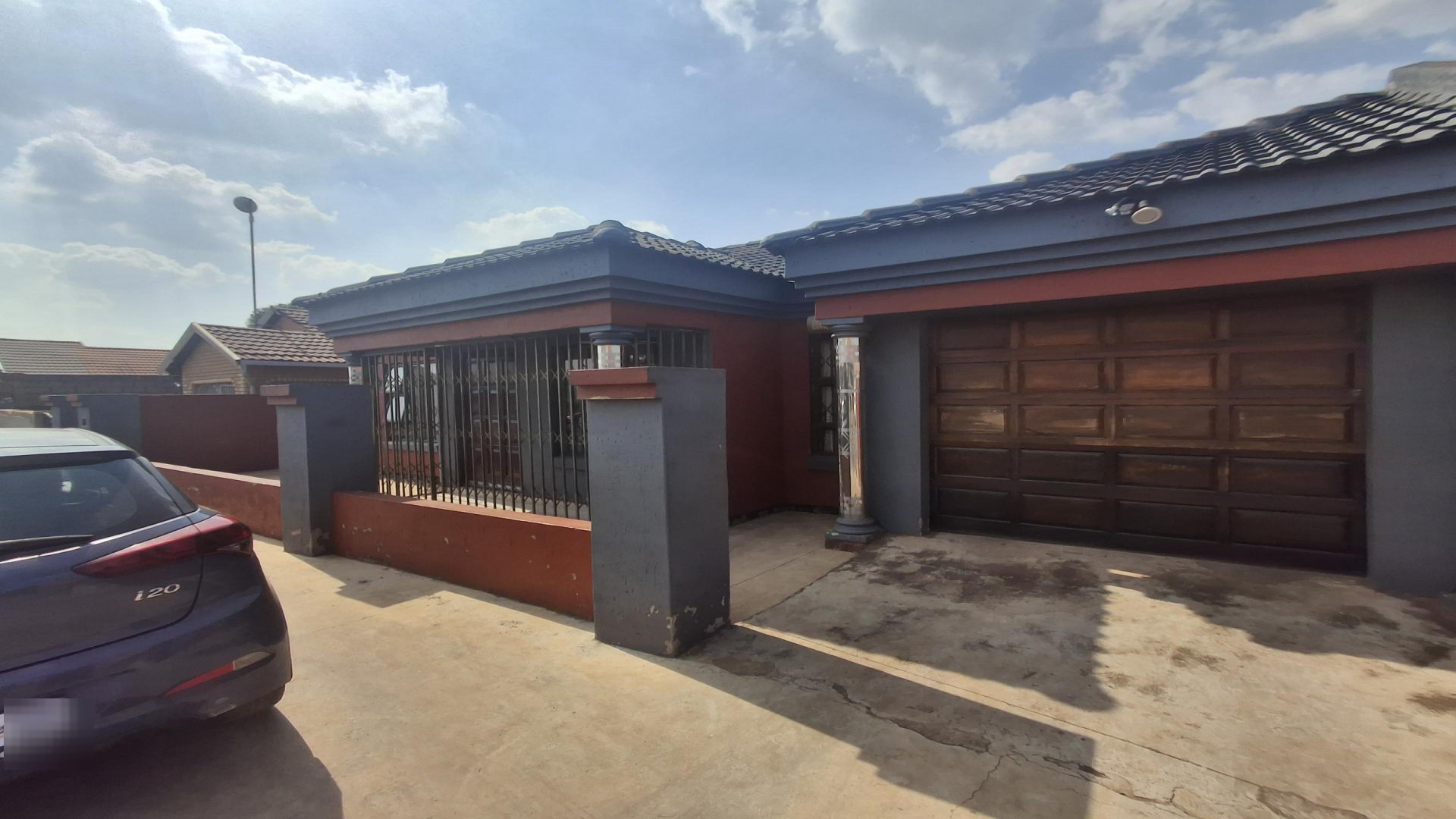 Garage of property in Vosloorus