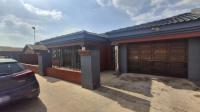 Garage of property in Vosloorus