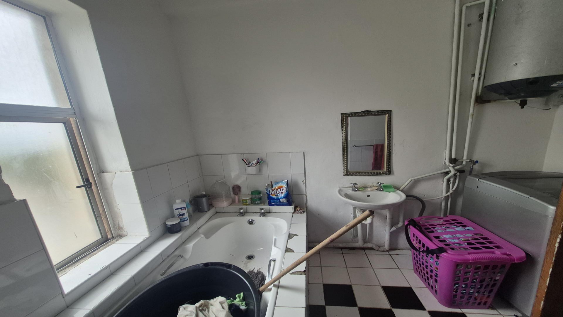 Bathroom 1 of property in Port Elizabeth Central