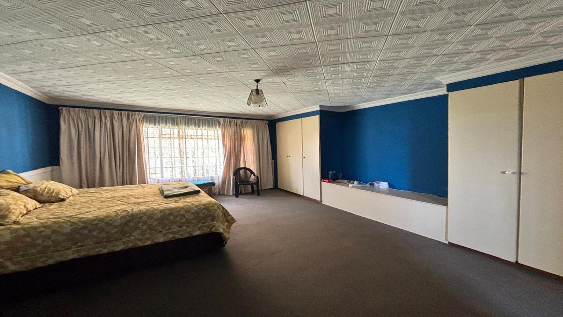 Main Bedroom - 34 square meters of property in Crystal Park