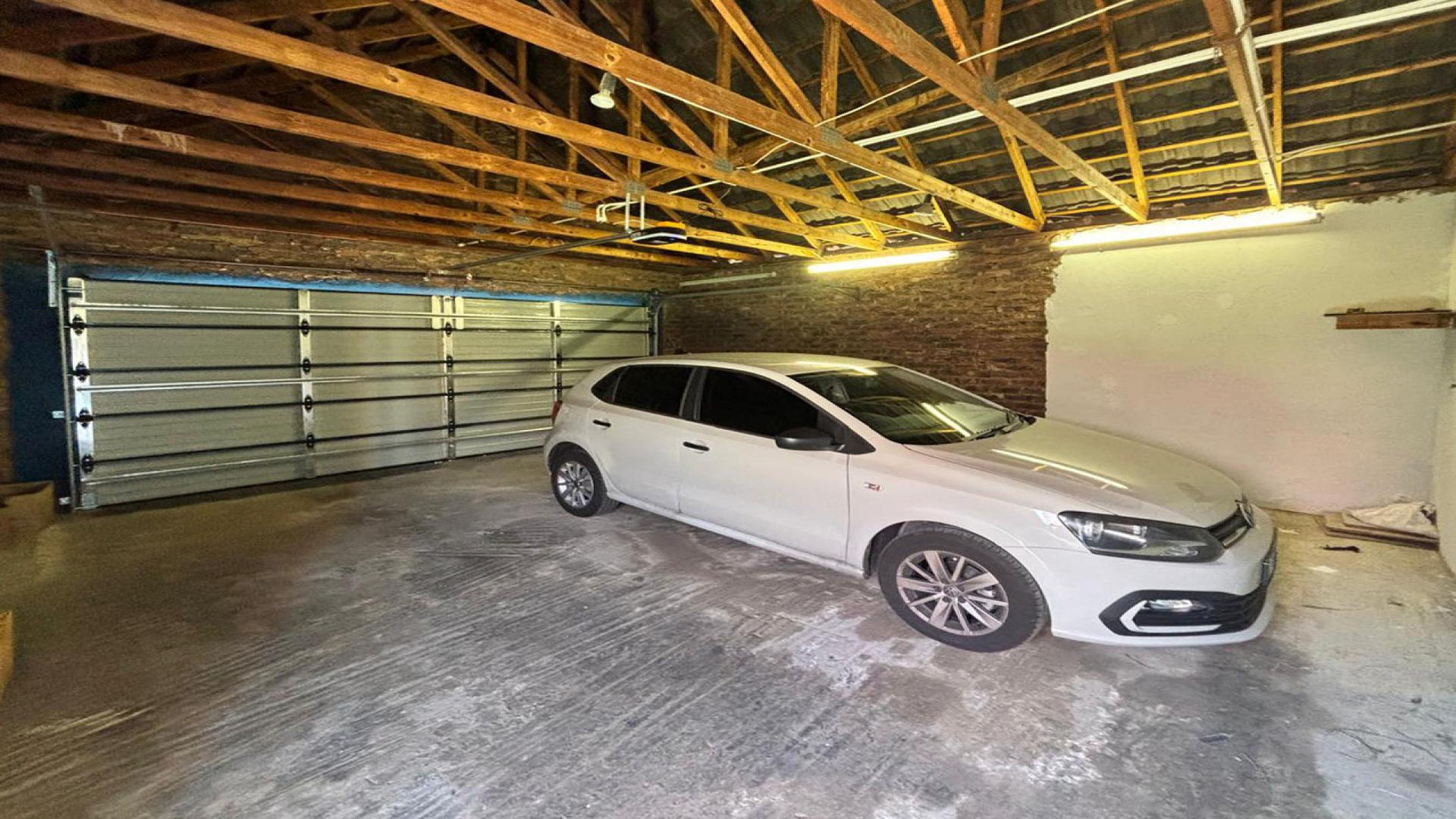 Garage - 41 square meters of property in Crystal Park