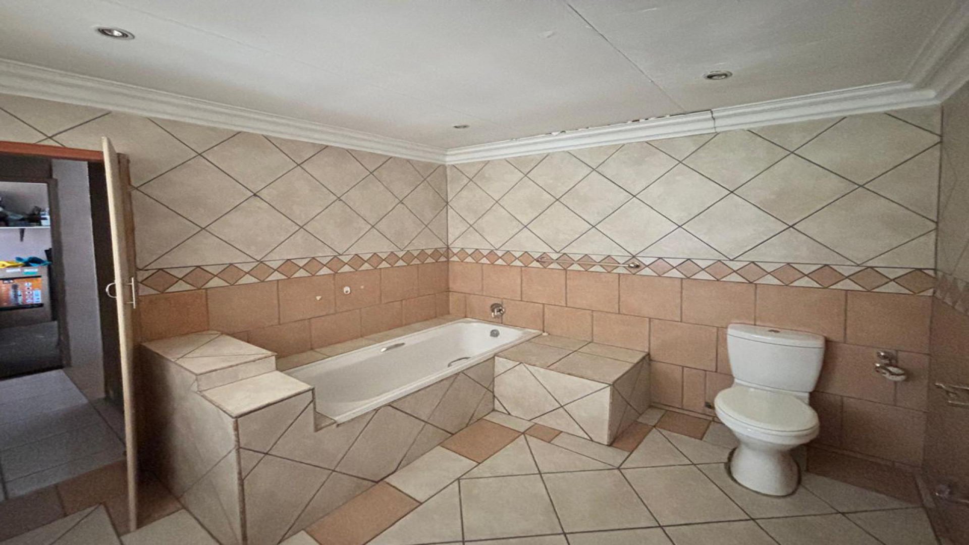Bathroom 2 - 9 square meters of property in Crystal Park