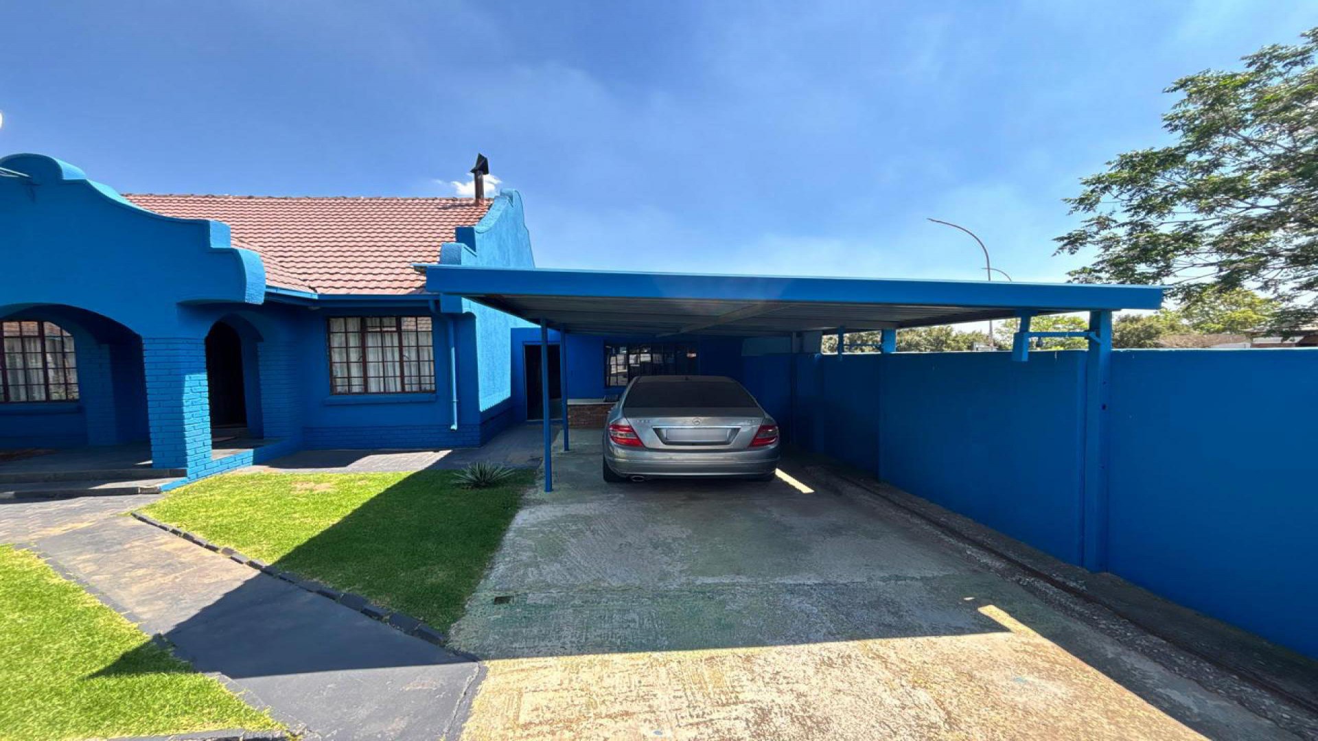 Carport  - 32 square meters of property in Crystal Park