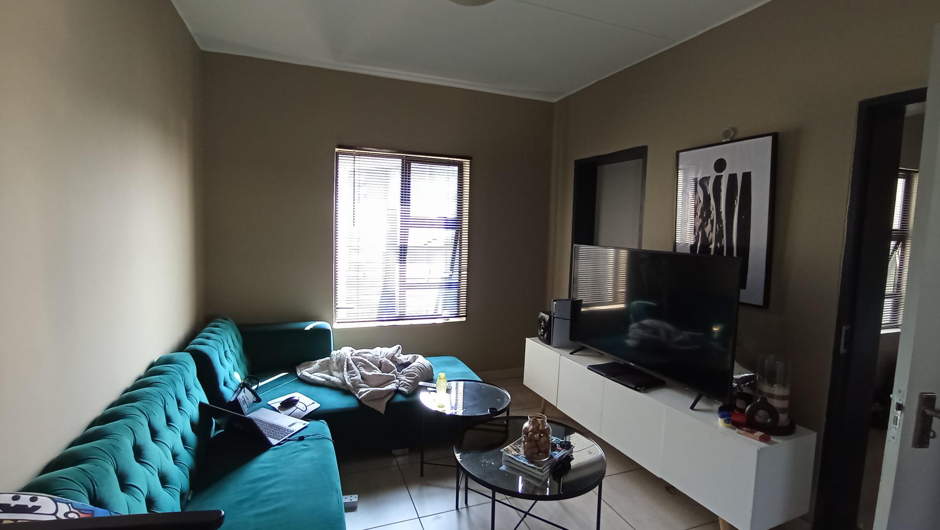 Lounges - 13 square meters of property in Glen Austin AH (Midrand)