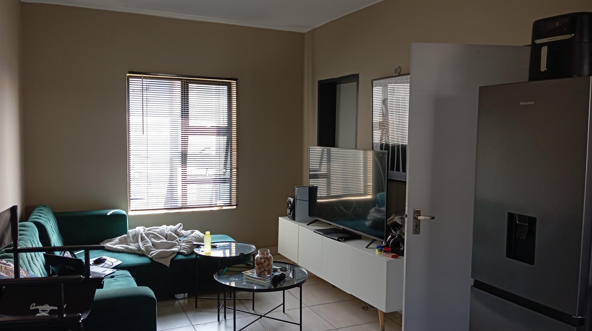 Lounges - 13 square meters of property in Glen Austin AH (Midrand)