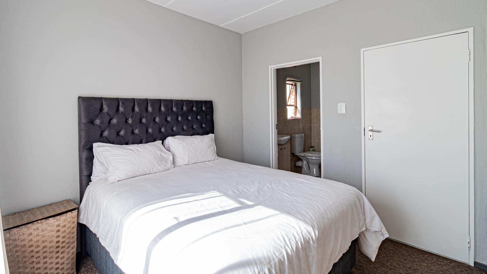 Bed Room 2 of property in Randpark Ridge