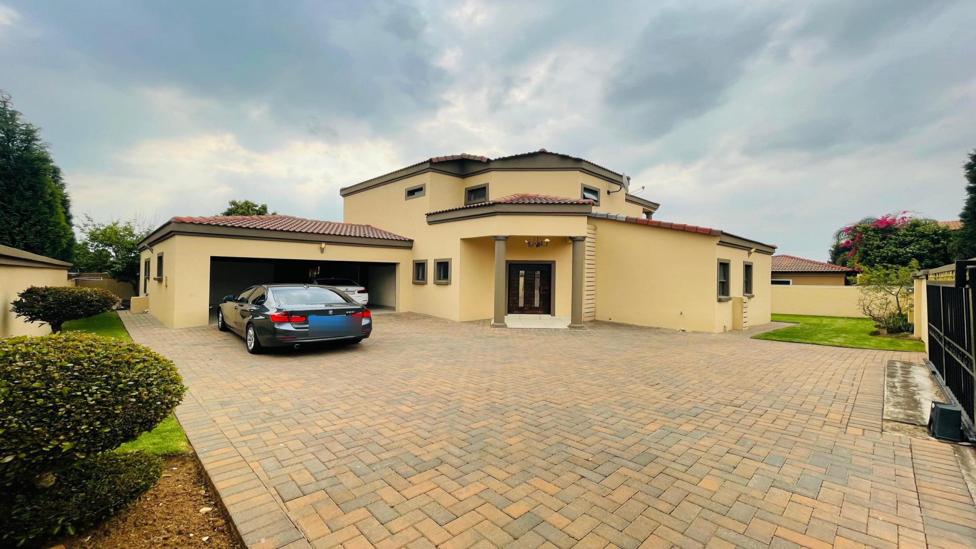 Front View of property in Sagewood