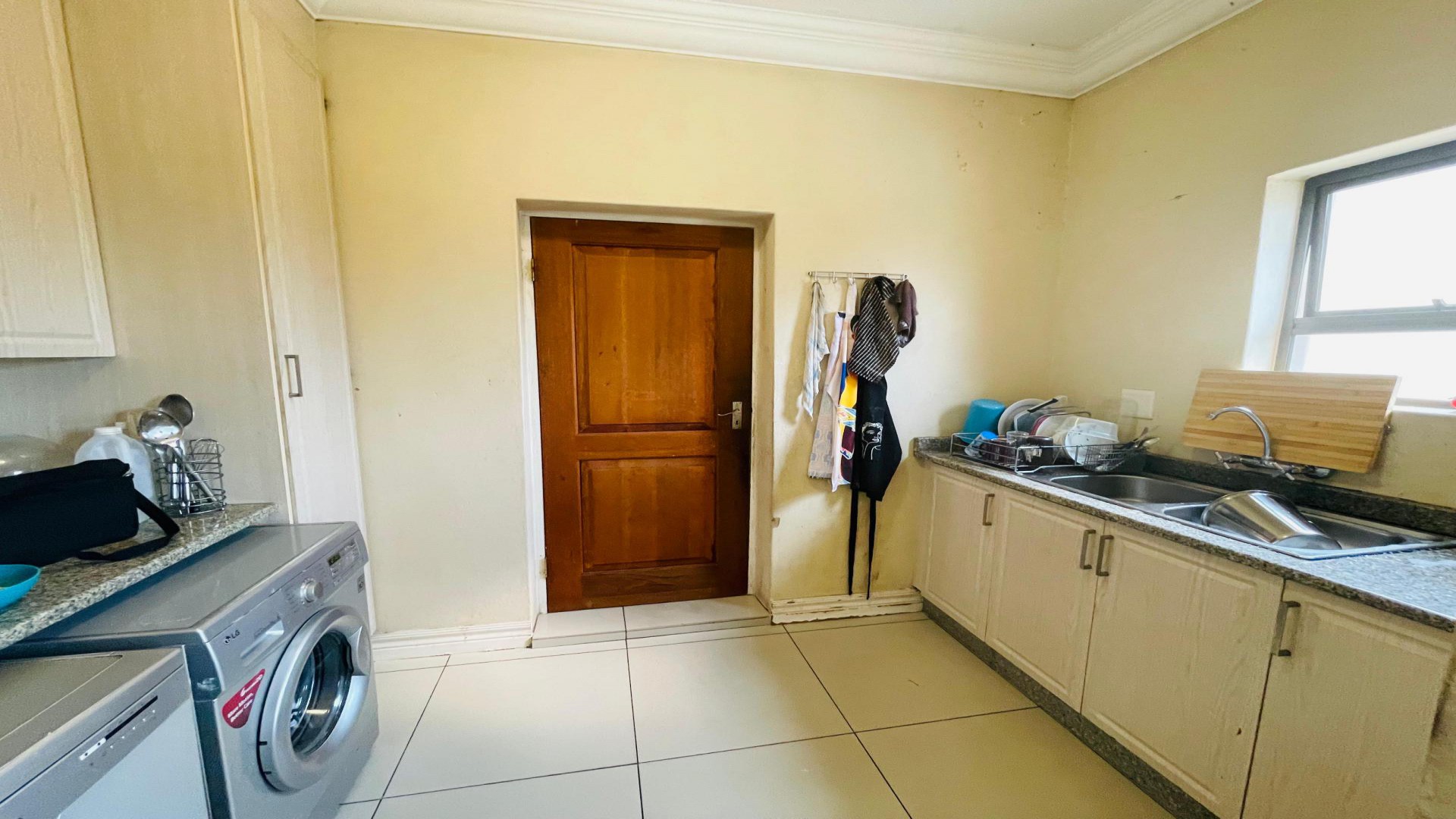 Kitchen of property in Sagewood