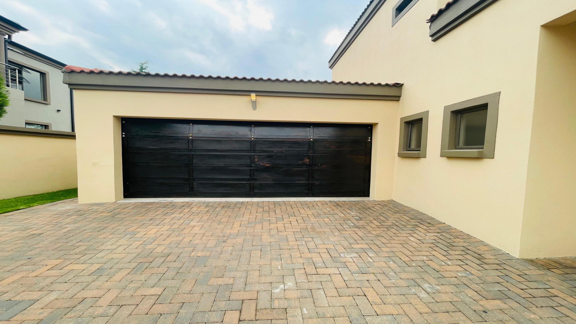 Garage of property in Sagewood