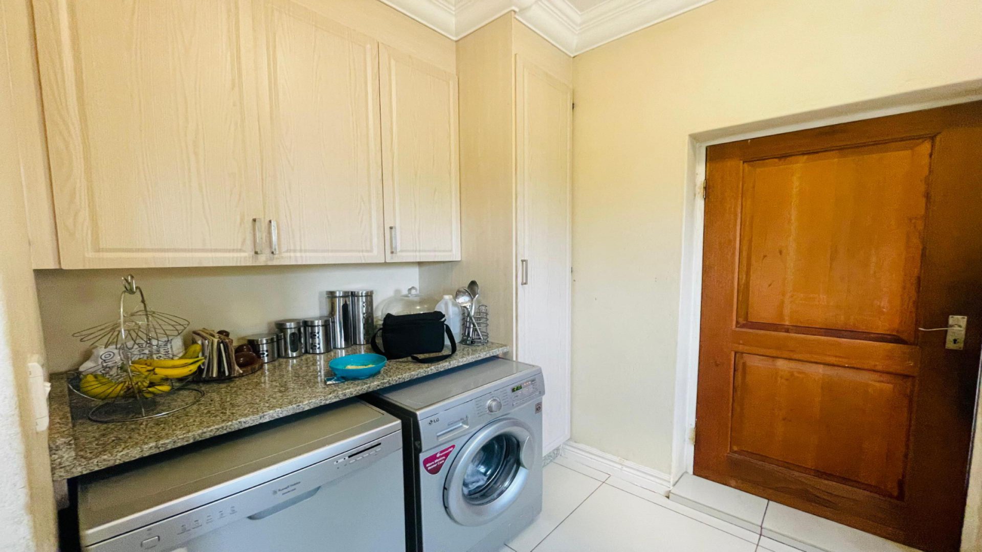 Kitchen of property in Sagewood